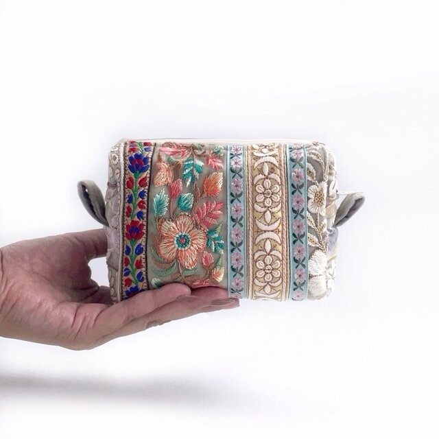 【一点物】贅沢インド刺繍ポーチ／華やかで上品な化粧ポーチ・ギフトにも
