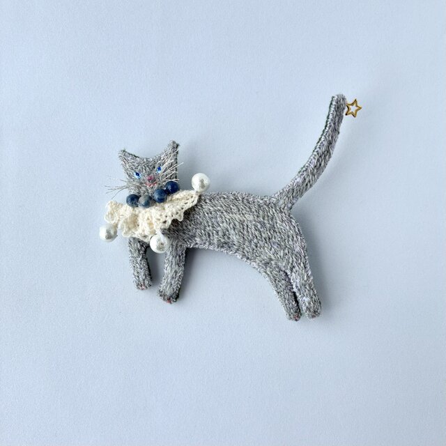 "boku wo youda?" ぼくを呼んだ？　オーガニックウール糸使った刺繍猫ブローチ