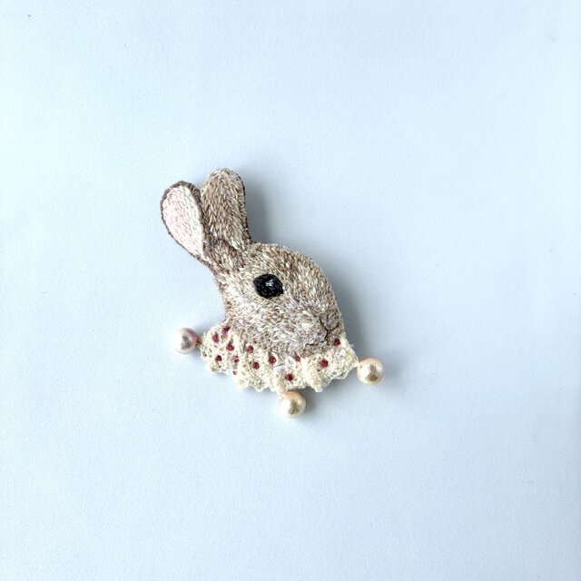 "Usagi " オーガニックウール糸と刺繍糸を合わせた刺繍ふっくら兎ブローチ