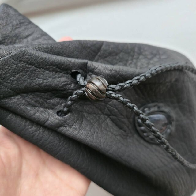鹿革の巾着 アイオライトサンストーン | iichi 日々の暮らしを