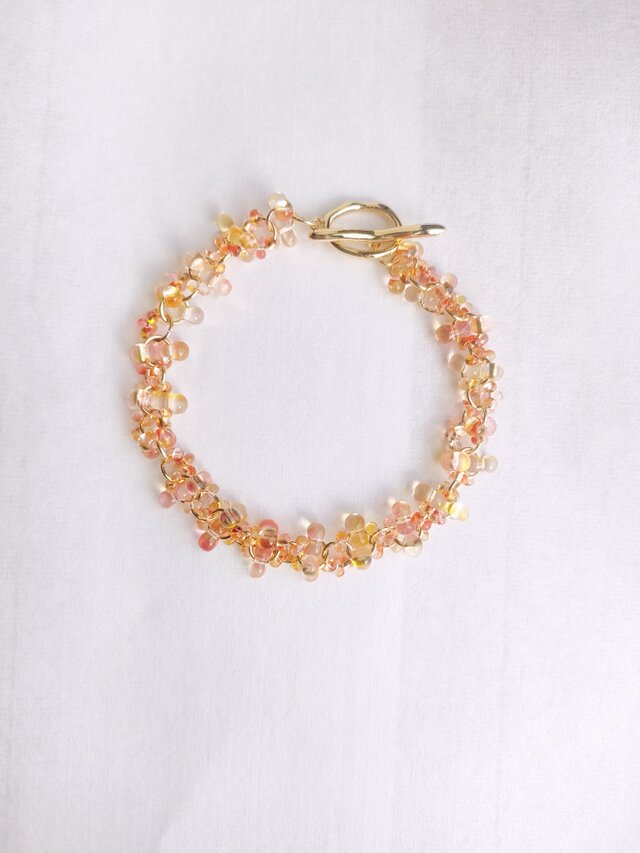 金木犀の橙を纏うチェコビーズのブレスレット | iichi 日々の暮らしを