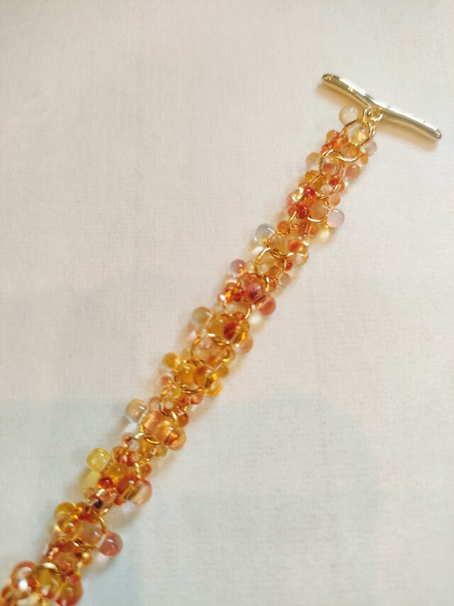 金木犀の橙を纏うチェコビーズのブレスレット | iichi 日々の暮らしを