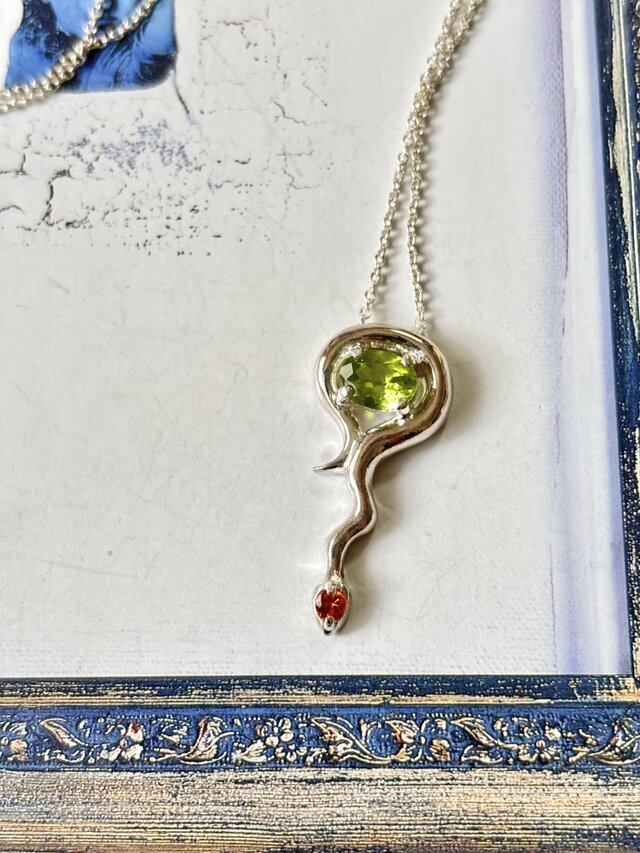 ペリドットとオレンジサファイアのパイソンネックレス