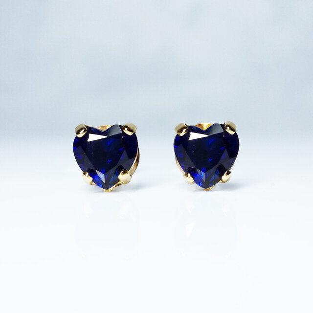 上品なハートカット。 サファイア ピアス　　送料無料
