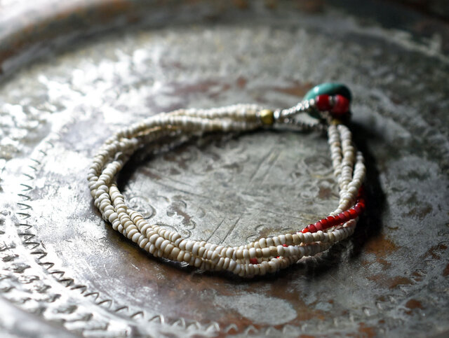 アンティークホワイトシードビーズ、多彩ホワイトハーツの4連ブレス