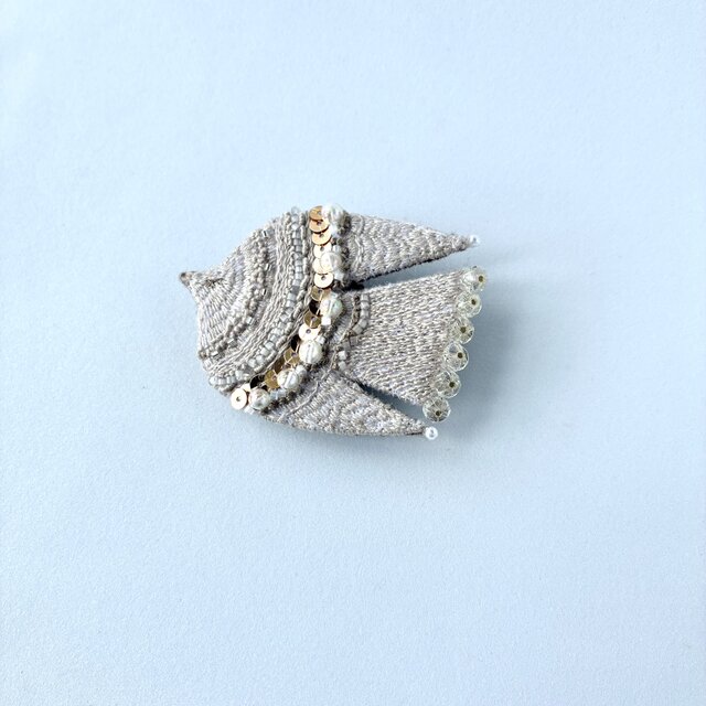 "Cafe au lait " カフェオレ色の優しい鳥さん" 鳥刺繍ブローチ