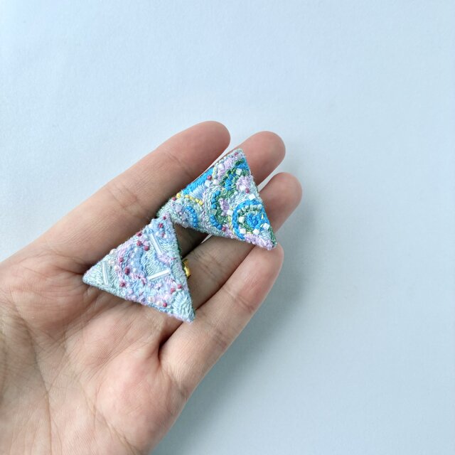 "Banka no kou" 晩夏の候  夏から秋へ　ちいさな三角刺繍２点ブローチセット