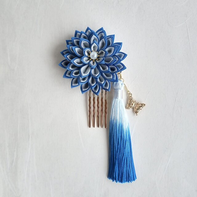つまみ細工の花と蝶の髪飾り　タッセル付き　ブルー《浴衣、七五三、成人式、着物》