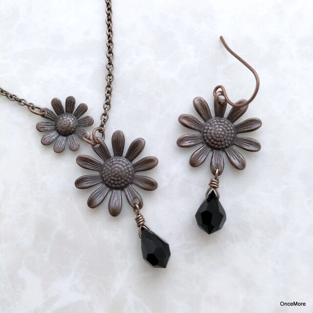 マーガレットとしずくのペンダント（銅古美）ピアスセット可