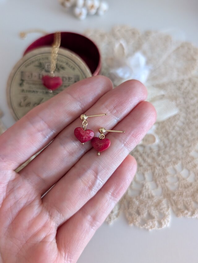 赤さんごのハートピアス | iichi 日々の暮らしを心地よくする