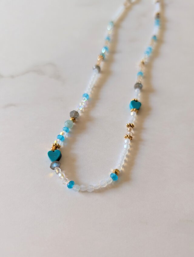 キラキラ輝く白と青のネックレス