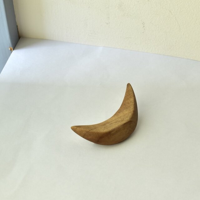 【 木工 】 三日月ウッドな朴木のブローチ【A】オイル仕上げ 木のブローチ アクセサリー バッジ