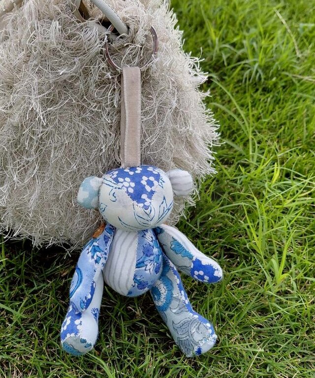 くまのチャーム・水色〈インド綿 ブロックプリント パッチワーク チャーム ぬいぐるみ キーホルダー〉