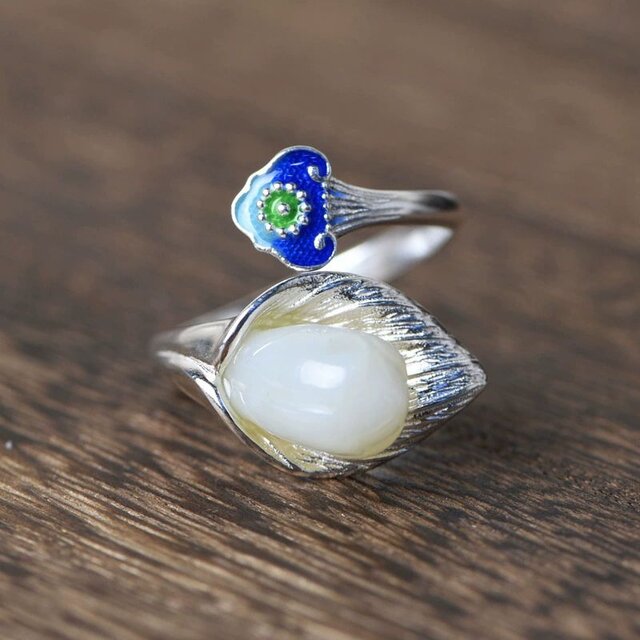 オランダカイウのリング - 七宝焼きの繊細な色合いと見事に調和