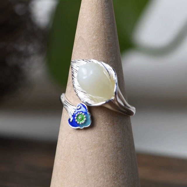 オランダカイウのリング - 七宝焼きの繊細な色合いと見事に調和！　R438 オランダカイウのリング - 七宝焼きの繊細な色合いと見事に調和