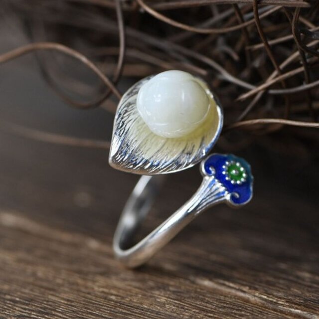 オランダカイウのリング - 七宝焼きの繊細な色合いと見事に調和！　R438 オランダカイウのリング - 七宝焼きの繊細な色合いと見事に調和