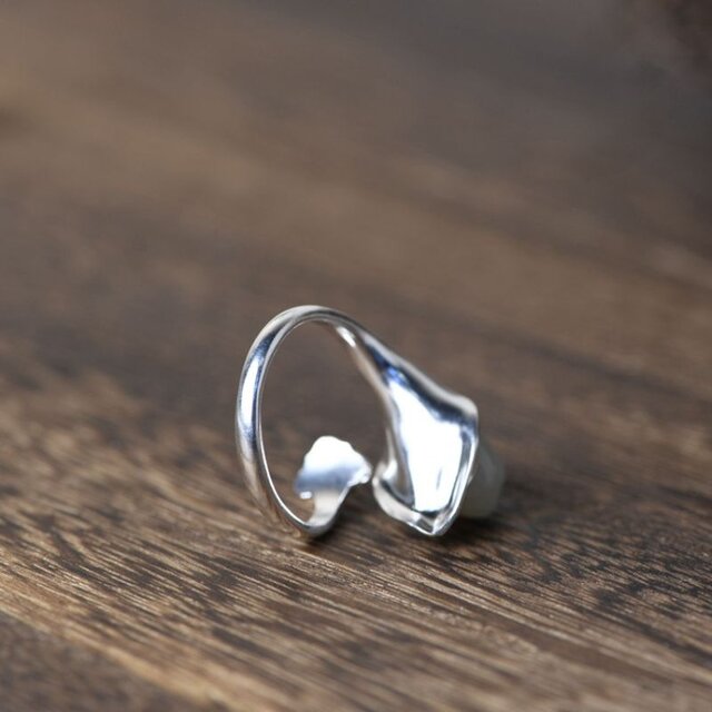 オランダカイウのリング - 七宝焼きの繊細な色合いと見事に調和！　R438 オランダカイウのリング - 七宝焼きの繊細な色合いと見事に調和