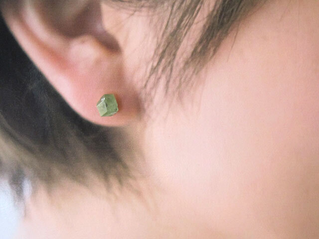 デマントイドガーネットの結晶原石ピアス/Namibia 14kgf 片耳 | iichi