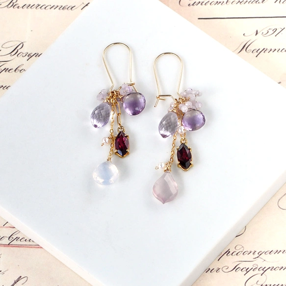 「パープルカラーの煌めき」 ピンクアメジストxロードライトガーネット　アシンメトリーキドニーフックピアス14kgf