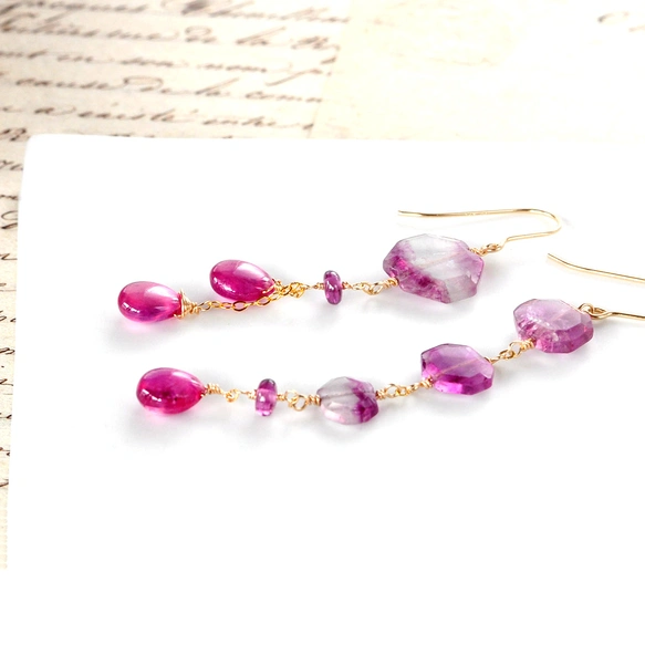 「紅紫ぽんぽん」ルビーxパープルフローライトアシンメトリーピアス14kgf