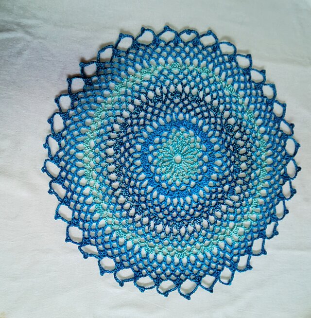 レース編みドイリー＊ブルー＊一点もの | iichi 日々の暮らしを