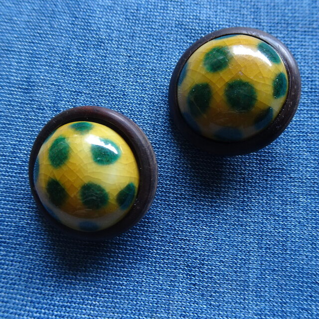 黄×緑の磁器と紫檀の釦2個セット２８mm