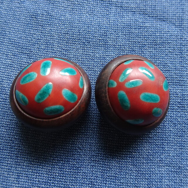 朱×緑の磁器と紫檀の釦2個セット２８mm