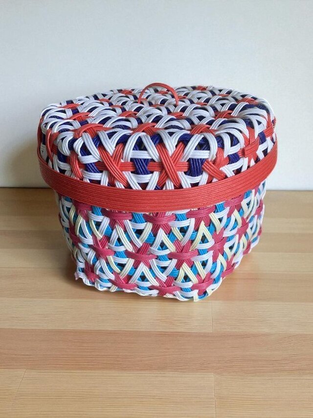 クラフトバンド製、六角編みの蓋付き小物入れ