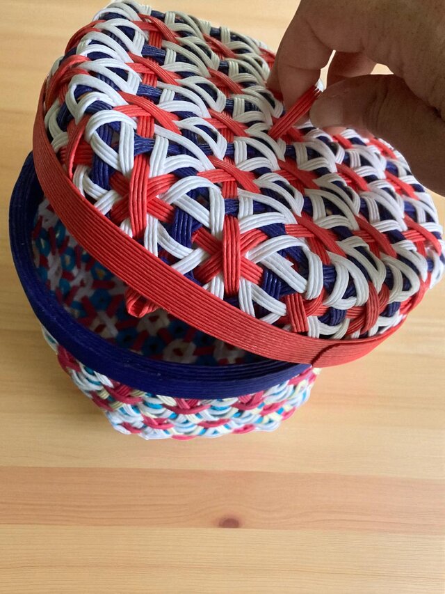 クラフトバンド製、六角編みの蓋付き小物入れ | iichi 日々の暮らしを