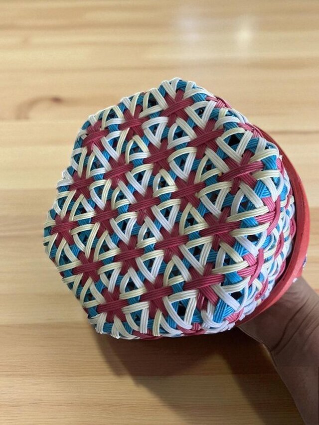 クラフトバンド製、六角編みの蓋付き小物入れ | iichi 日々の暮らしを