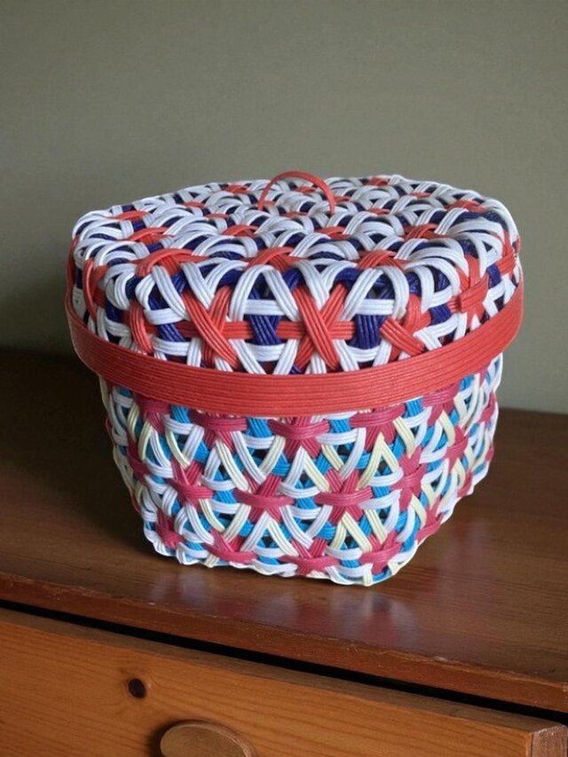 クラフトバンド製、六角編みの蓋付き小物入れ | iichi 日々の暮らしを