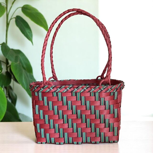 　【SALE】レッドとグリーンが鮮やかに映えるクリスマスカラーのクラフトバンド製ショルダーバッグ　かご　食事会　忘年会　