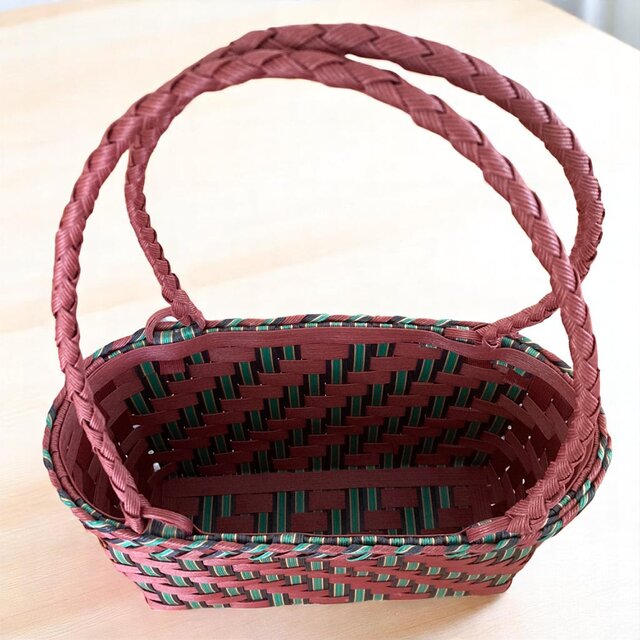 レッドとグリーンが鮮やかに映えるクラフトバンド製ショルダーバッグ