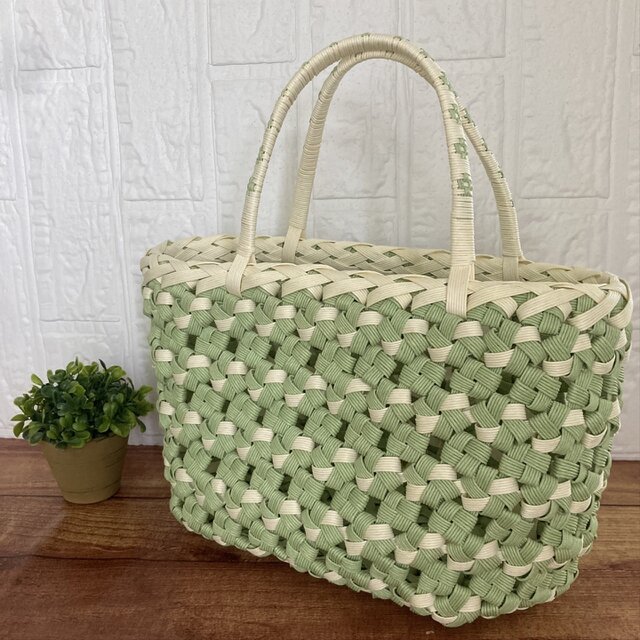 グリーン＆ホワイトの花結び編みトートバッグ