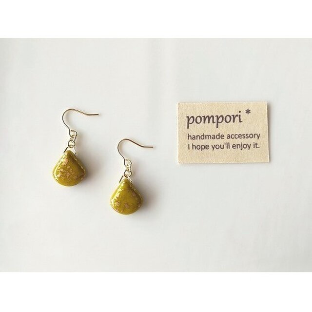 さんかくドロップのピアス（ピスタチオグリーン）