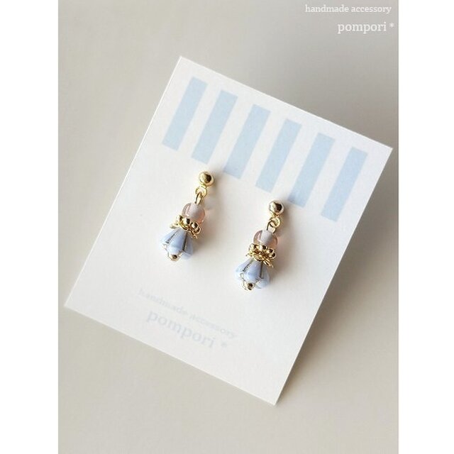 小粒フラワーのプチピアス（ライトブルー）