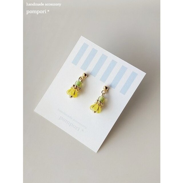 小粒フラワーのプチピアス（カナリアイエロー）