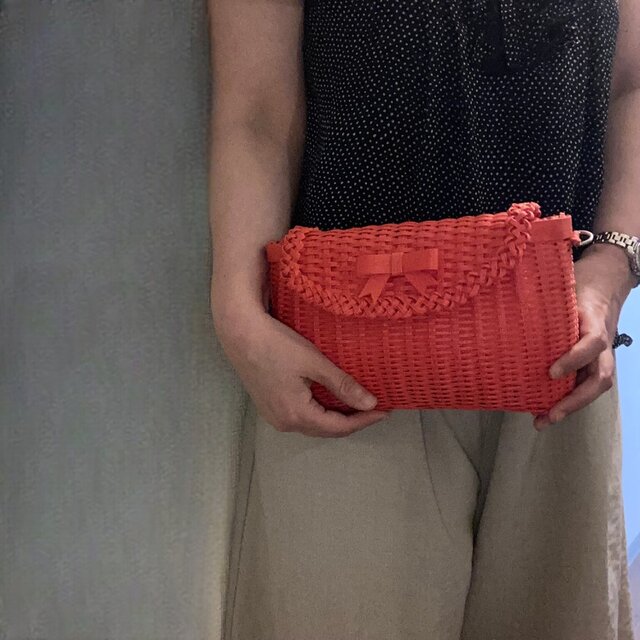 リボンをあしらったカーディナルレッドの2WAYショルダーバッグ