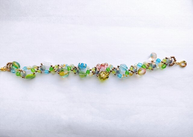 緑のブーケのようなチェコビーズブレスレット | iichi 日々の暮らしを