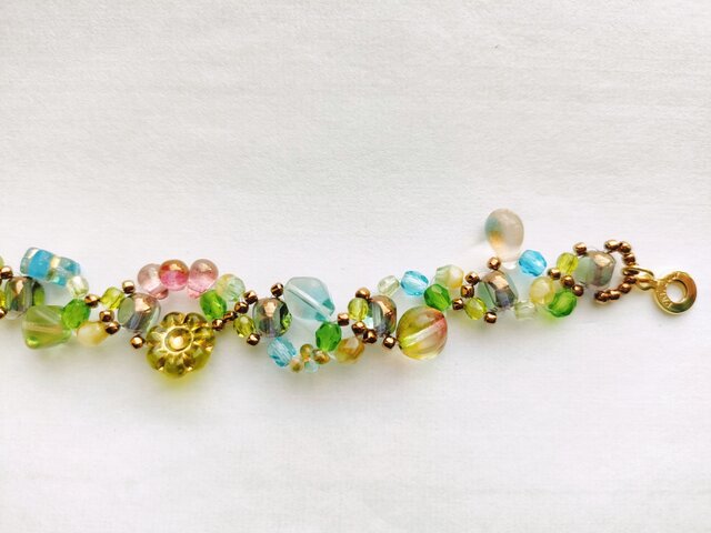 緑のブーケのようなチェコビーズブレスレット | iichi 日々の暮らしを