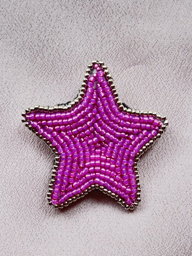 星のブローチ