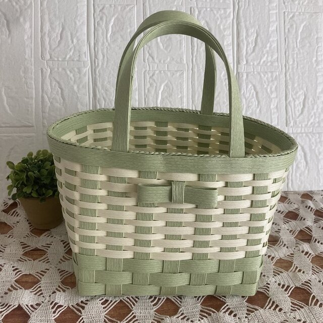 【SALE】小さな可愛いリボンがアクセント　爽やかなグリーンとバニラホワイトのクラフトバンドかごバッグ　バスケット