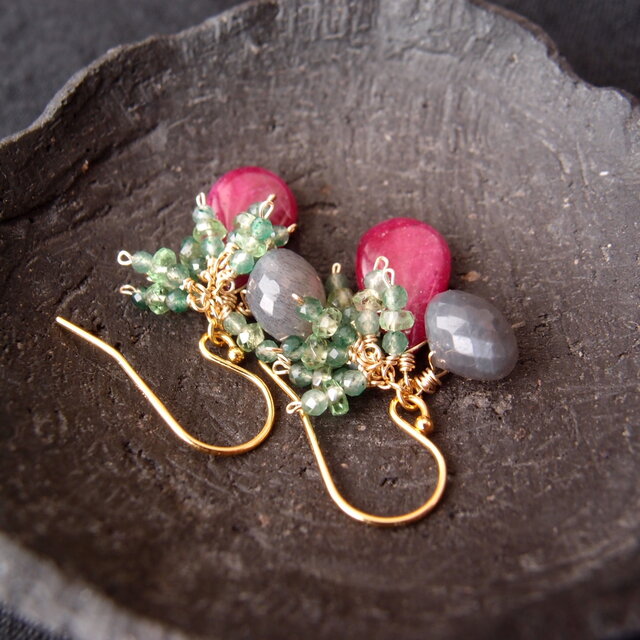 カラフルなブリオレットジュエルがゆれるピアス K14WG K14gf】Ruby × Green garnet Earrings／ルビードロップ フリンジ