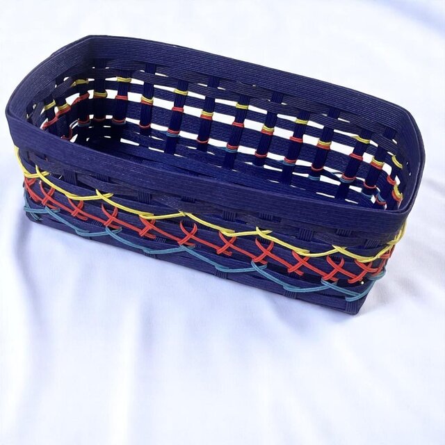 ロイヤルブルーの透かし編みクラフトバンド製カゴ・小物入れ