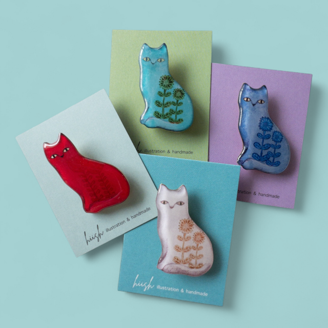 花柄ネコのブローチ