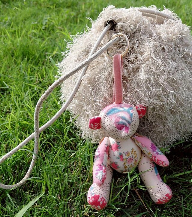 くまのチャーム・ピンク〈インド綿 ブロックプリント パッチワーク チャーム ぬいぐるみ キーホルダー〉