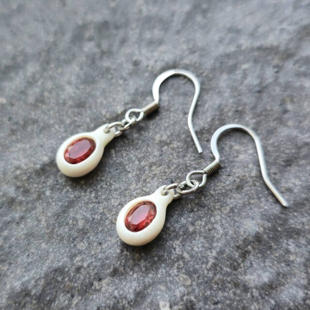 鹿の角 モザンビークガーネットのピアス