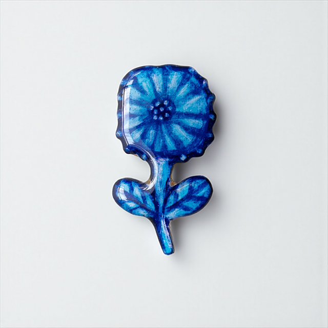北欧の花(クルビッツ)のブローチ | iichi 日々の暮らしを心地よくする