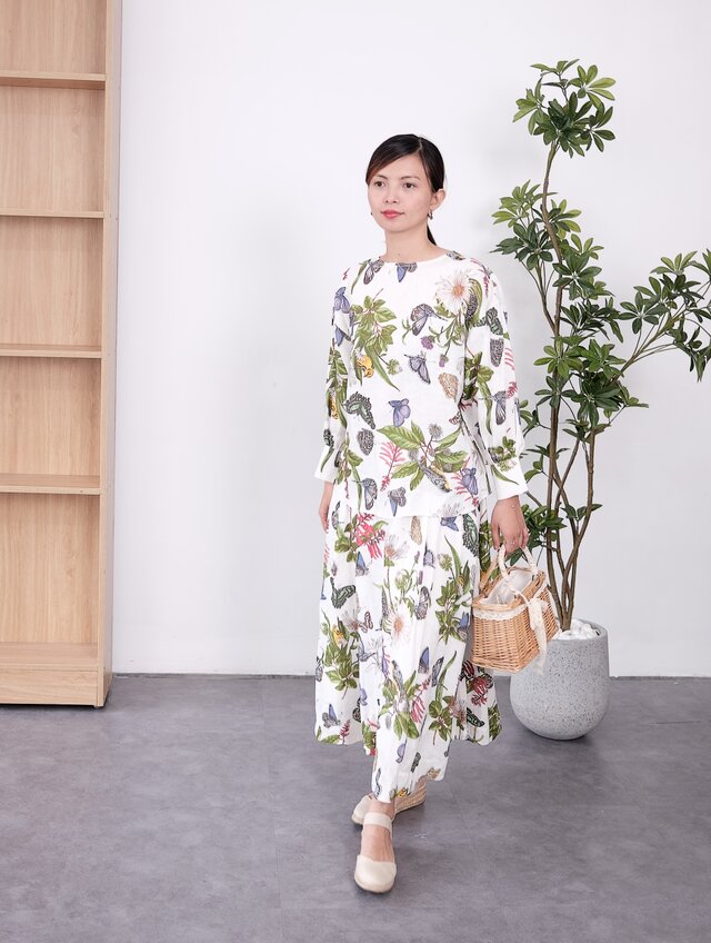 ナチュラルリネンのボタニカルプリントブラウス