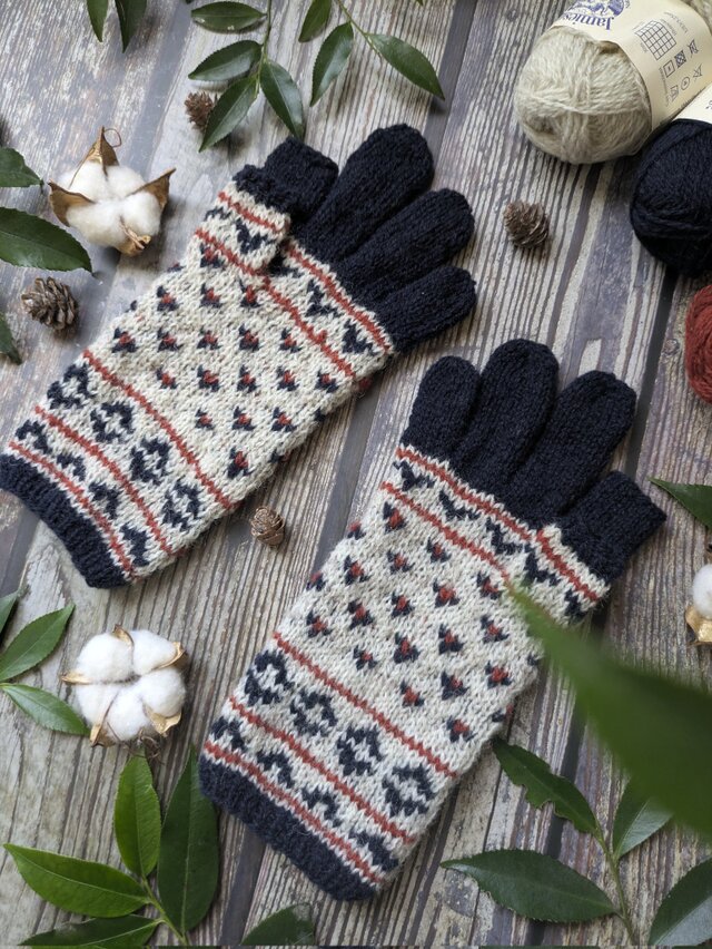 冬の休日〜紺と赤と白のラトビア模様の５本指手袋